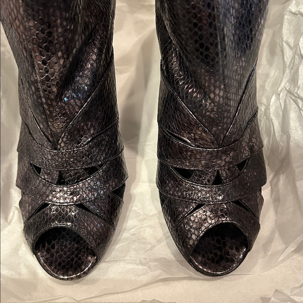 Stuart Weitzman - Gunmetal Snakeskin Platform Open-toe Bootie. Size 9 NWT - Picture 7 of 7